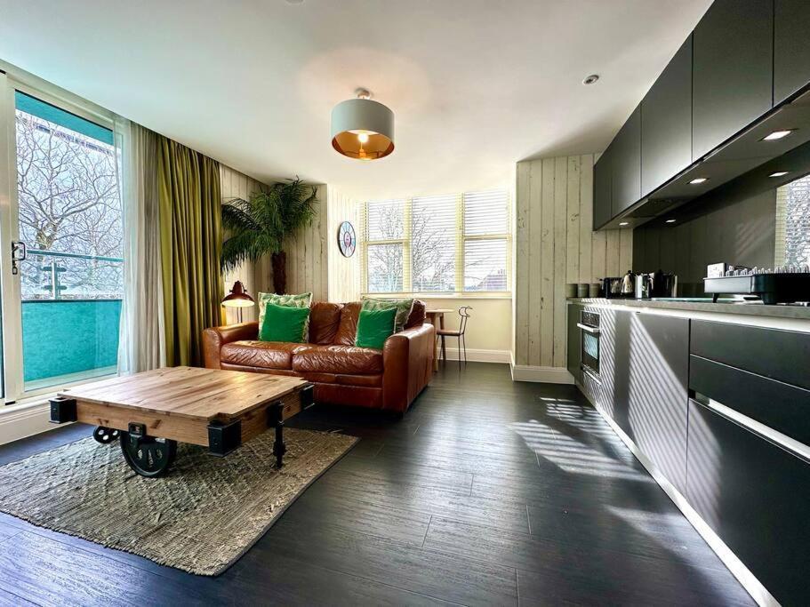 Designer Apartment Inc Free Parking & Fast Wifi 1 Minute Walk To Poole Quay - Great Location - Free Parking - Fast Wifi - Smart Tv - Newly Decorated - Sleeps Up To 2! Close To Poole & Bournemouth & Sandbanks Eksteriør bilde