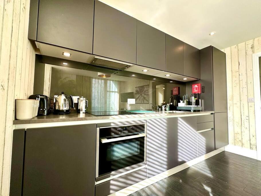Designer Apartment Inc Free Parking & Fast Wifi 1 Minute Walk To Poole Quay - Great Location - Free Parking - Fast Wifi - Smart Tv - Newly Decorated - Sleeps Up To 2! Close To Poole & Bournemouth & Sandbanks Eksteriør bilde